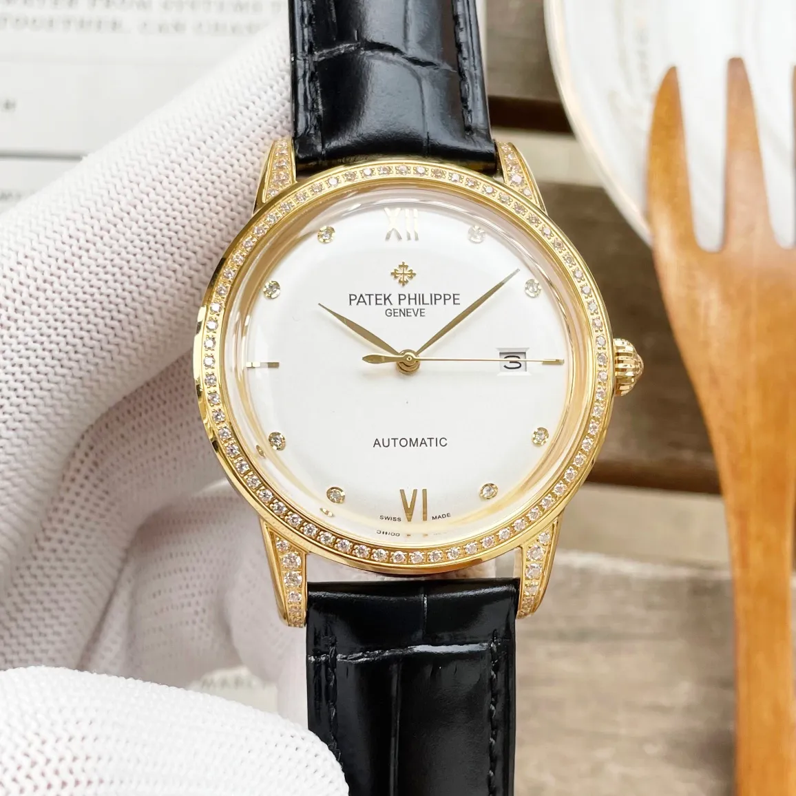 【Top Replica】💰4300! [TW's latest product in 2022] Patek Philippe 🆕 The highest version of the watch on the market! The TW watchmaker team spent 8 months carefully designing, daring to be the first, breaking through multiple technical bottlenecks, and striving for perfection! [Case] ​​The market's exclusive latest pot lid glass material, the dial is simple and extraordinary, 12 scales are integrated with the glass, the exclusive full diamond case has a super 3D three-dimensional effect, ultra-thin craftsmanship, 40mm in diameter. [Movement] The watch uses the original 9015® movement, which vibrates 28,800 times per hour and has zero repair quality. [Watch Strap Buckle] The style is matched with Italian cowhide to make the wrist more fit and comfortable. The watch buckle is engraved with a classic logo, which is elegant and classy. No one really owns a Patek Philippe, they just keep it for the next generation.